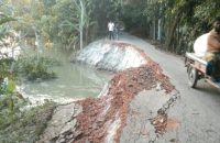 উজিরপুরে নদী গর্ভে বিলীন সড়ক, ৩ জেলার যোগাযোগ বিচ্ছিন্ন