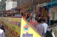 বরিশালে ভাসমান দোকান বসিয়ে মহাসড়কসহ ফুটপাত দখলের চেষ্টা