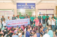 ডিসি অফিসে অবস্থান অপসো স্যালাইনের চাকরিচ্যুত শ্রমিকদের