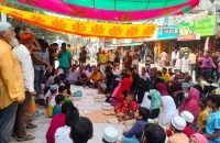 অপসো স্যালাইন ফার্মাতে ৫৭০ শ্রমিক ছাঁটাই: থালা নিয়ে রাস্তায় সন্তানেরা