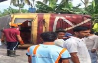 বরিশালে যাত্রীবাহী বাস ও মাহিন্দ্রা সংঘর্ষে আহত ২৫