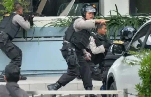 জুমার নামাজ চলাকালে ইন্দোনেশিয়ার মসজিদে বিস্ফোরণ, আহত ৫৪