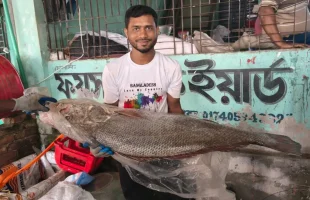 জেলের জালে ধরা পড়লো ২১ কেজির ‘ব্ল্যাক ডায়মন্ড’