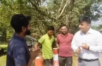 ফেসবুকে লাইভ দিয়ে ফেঁসে গেলেন যুবক