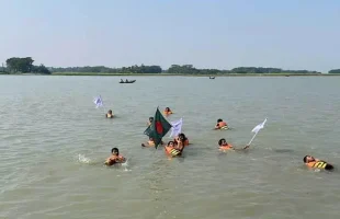 নদী সাঁতরে বরিশাল পৌঁছল ‘ভোলা টু সেতু ভবন’ লংমার্চ, অসুস্থ ১