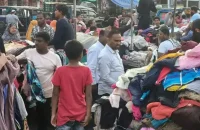 শীত শুরুতেই বরিশালে ফুটপাতের কাপড়ের দোকানে ভিড়