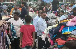 শীত শুরুতেই বরিশালে ফুটপাতের কাপড়ের দোকানে ভিড়