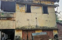 দুমকিতে ঝুঁকিপূর্ণ ভবনে চলছে পাঠদান, বড় দুর্ঘটনার আশঙ্কা