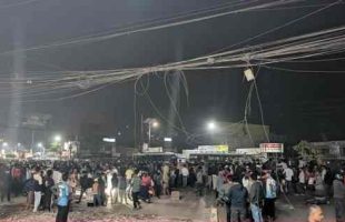 ভাড়া নিয়ে বিএম কলেজ শিক্ষার্থীদের সাথে বাস শ্রমিকদের সংঘর্ষ, শতাধিক বাস ভাঙচুর