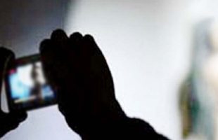 পিরোজপুরে নারীকে বিবস্ত্র করে নির্যাতনের পর চাঁদা দাবি, ভিডিও ভাইরাল