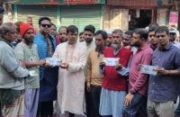 বরিশালে অগ্নিকাণ্ডে ক্ষতিগ্রস্তদের পাশে দাঁড়ালেন বিএনপি নেতা রহমাতুল্লাহ