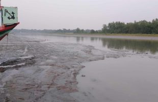 দক্ষিণাঞ্চলে নাব্যতা সংকটে আতঙ্কিত চালক-যাত্রি