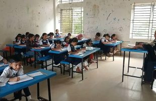 বরগুনায় প্রাথমিকের পরীক্ষা নিলেন প্রধান শিক্ষক