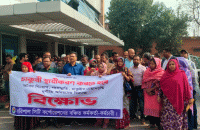 বরিশাল সিটি করপোরেশন: চাকরি স্থায়ীকরণের দাবিতে নগর ভবনে বিক্ষোভ, কর্মবিরতির ঘোষণা