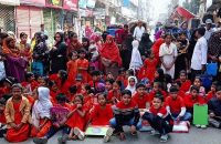 পরীক্ষা বন্ধ রাখায় বরিশালে শিক্ষার্থীদের সড়ক অবরোধ