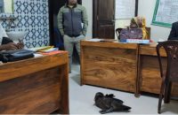 বরিশালে কিস্তির টাকা না পেয়ে হাঁস নিয়ে গেল এনজিও কর্মী