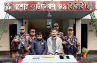 পাচারের সময় ২ কোটি টাকার সোনার বার উদ্ধার, আটক ২