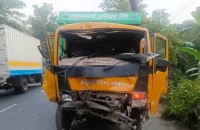 ঢাকা-বরিশাল মহাসড়কে কার্ভাডভ্যানের ধাক্কায় দুমড়ে মুচড়ে গেল অটোভ্যান, নিহত ২
