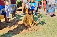 মাকে মারধর/ ছেলেকে কোমর পর্যন্ত পুঁতে রাখলেন এলাকাবাসী