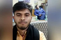 ঘুমন্ত পুলিশের সঙ্গে গ্রেপ্তার ছাত্রলীগ নেতার সেলফি, ক্যাপশনে ‘ঘুম ভালোবাসিরে’