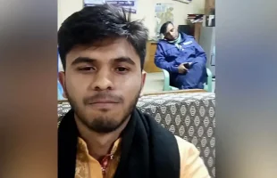 ঘুমন্ত পুলিশের সঙ্গে গ্রেপ্তার ছাত্রলীগ নেতার সেলফি, ক্যাপশনে ‘ঘুম ভালোবাসিরে’