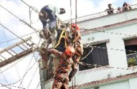 বিদ্যুতের সংযোগ মেরামত করতে গিয়ে আহত পিডিবিকর্মীকে উদ্ধার করলেন ফায়ার সার্ভিস