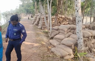 খোলা আকাশের নিচে ৪৫০ বস্তা আলু, মালিকের খোঁজ মেলেনি