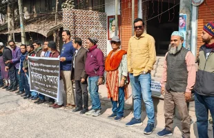 প্রথম আলো ও ডেইলি স্টার কার্যালয়ে আক্রমণের প্রতিবাদে বাউফলে মানববন্ধন