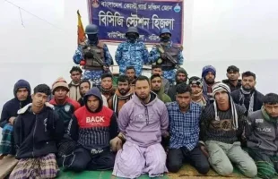 বরিশালে বালু উত্তোলনকালে ৫৭ ড্রেজারসহ আটক ২০