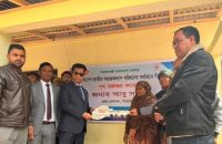 পিরোজপুরে গৃহহীন দম্পতি পেল মাথা গোঁজার ঠাঁই