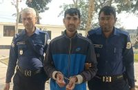 বরগুনা জেলা প্রশাসকের কার্যালয়ে ঢুকে হামলা, যুবক আটক