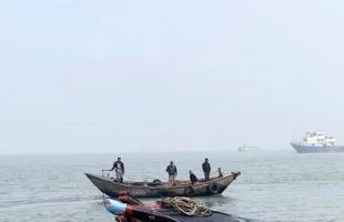 ভোলার মেঘনা নদীতে কার্গো জাহাজের ধাক্কায় ৩০০ মণ লবণসহ ট্রলারডুবি