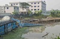 আগৈলঝাড়ায় সরকারি জায়গা দখল করে বালু ভরাট প্রভাবশালীর