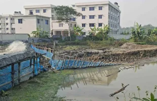 আগৈলঝাড়ায় সরকারি জায়গা দখল করে বালু ভরাট প্রভাবশালীর