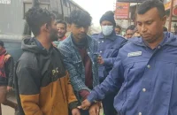 যাত্রীবাহী বাসে ছিনতাইয়ের সময় ছুরিসহ দুই ছিনতাইকারী আটক