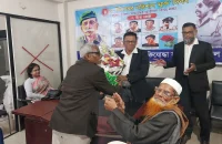 কর্মক্ষেত্রে প্রশংসিত বরিশাল সমাজসেবার দুই কর্মকর্তাকে মুক্তিযোদ্ধাদের সংবর্ধনা
