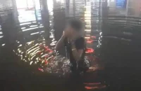 চুরির শাস্তি পুকুরে ২০ ডুব, মানবতায় নতুন পোশাক পেল চোর