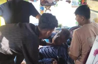 চলন্ত বাসে বয়স্ক যাত্রীকে মারধর, ভিডিও ভাইরাল