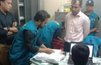 ঘুষের টাকাসহ পরিবার পরিকল্পনার অফিস সহকারী গ্রেপ্তার