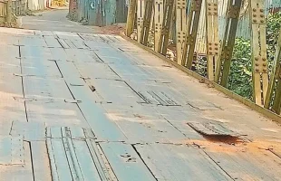 কাউখালী-স্বরূপকাঠি সড়কের বেইলি ব্রিজ এখন মরণফাঁদ