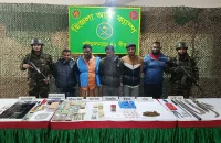 বরিশালে সেনাবাহিনীর অভিযানে অস্ত্র-মাদকসহ ৫ সন্ত্রাসী গ্রেপ্তার