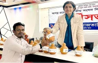 বরিশাল-৫ আসনে প্রথম নারী প্রার্থী মনীষার মাটির ব্যাংকে নির্বাচনী তহবিল সংগ্রহ