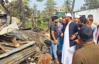 বরিশাল নগরীর নুরিয়া স্কুল সংলগ্ন অগ্নিকাণ্ডে ক্ষতিগ্রস্ত দোকান পরিদর্শন করেন শায়েখ চরমোনাই