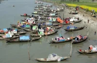 জলেই জীবন, ব্যালটে অধিকার: বরিশালে প্রথমবার ভোট দিচ্ছেন মান্তারা