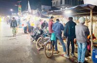 ফুটপাত দখল করে দোকানপাট, ঝুঁকিতে পথচারীরা