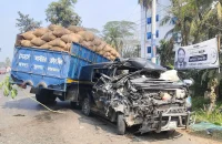 বরিশালে মাইক্রোবাস ট্রাক মুখোমুখি সংঘর্ষে আহত ১১