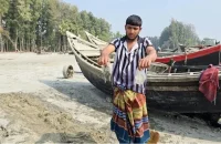 কুয়াকাটা সৈকতে ভেসে আসছে হাজার মৃত জেলিফিশ, মাছ ধরা বন্ধ