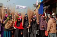 জামায়াতের আমির কটুক্তি করায় বানারীপাড়ায় কর্মজীবি নারীদের ঝাড়ু মিছিল