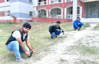 ভোটকেন্দ্র থেকে ৪০০ গজ মেপে অভিনব প্রতিবাদ সাংবাদিকদের