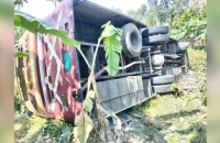 বরিশালে নিয়ন্ত্রণ হারিয়ে যাত্রীবাহী বাস খাদে নিহত-১, আহত ১০